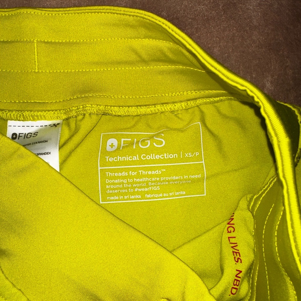 FIGS Rafaela top & high waisted Zamora jogger - Picture 3 of 3